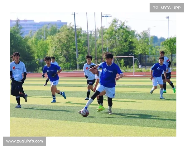 大学生足球联赛分组进行，小组出线形势激烈